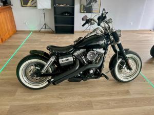 a black motorcycle parked on a wooden floor at Motobike Experience in Arkos
