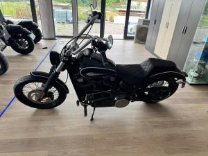 a black motorcycle is parked in a room at Motobike Experience in Arkos +1 photo