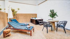 a living room with a table and two chairs at Jable suites apartamentos de lujo en el centro in Corralejo