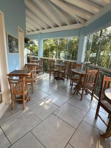 a patio with tables and chairs on a porch at Flats D'amoras em Conservatória sem café da manhã in Conservatória