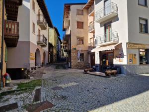 an alley in an old town with buildings at B&B Scarpo & Supel in Nona