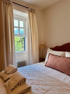 a bedroom with a bed with towels on it at Casa da Rigueira in Moreira do Lima