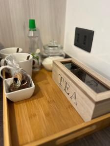 a wooden table with a tea box on top of it at Exclusivo departamento in Valdivia