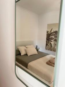 a mirror reflection of a bed in a bedroom at OMG Faro in Faro