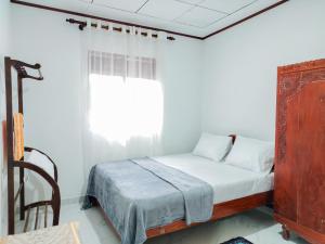 a bedroom with a bed and a window at Venuri Villa Midigama in Midigama East