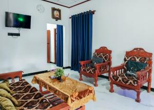 a living room with two chairs and a table at Venuri Villa Midigama in Midigama East