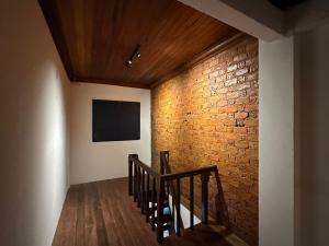 a staircase with a brick wall and a television at Bangalô Hospedagens in São Luís +22 photos