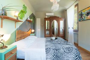 a bedroom with a zebra print bed in a room at Aurorina, appartamento con giardino in Torre Pellice
