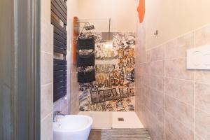 a bathroom with a toilet and a sink at Aurorina, appartamento con giardino in Torre Pellice