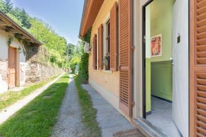 a narrow alley between two buildings at Aurorina, appartamento con giardino in Torre Pellice