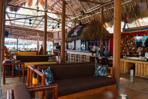 ein Restaurant mit einer Couch mitten in der Bar in der Unterkunft Hotel Isla Real in Tierra Bomba