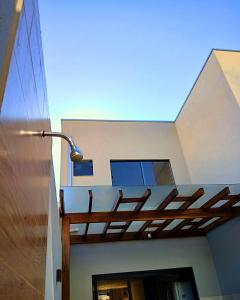 a building with a balcony with a light on it at Pousada Diamante in Piranguçu