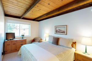 a bedroom with a white bed and a television at Atelier 1085 in Sun Valley +89 photos