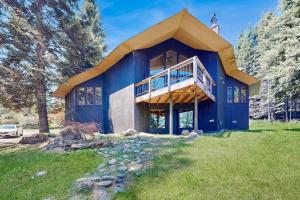 a blue house with a gambrel roof at RiverPoint Retreat in Sandpoint