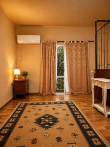 a living room with a large window and a rug at Panambí in Colón +4 photos
