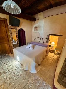 a bedroom with a white bed in a room at I tini in Cori