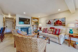 ein Wohnzimmer mit Sofa und Kamin in der Unterkunft Bluff 4018 in Sun Valley