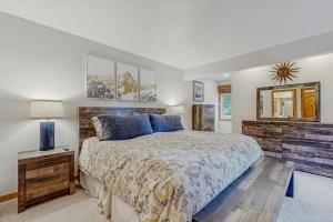 ein Schlafzimmer mit einem großen Bett und einem Spiegel in der Unterkunft Bluff 4018 in Sun Valley + 78 Fotos