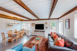 ein Wohnzimmer mit Sofa und Tisch in der Unterkunft Sun & Ski in Sun Valley