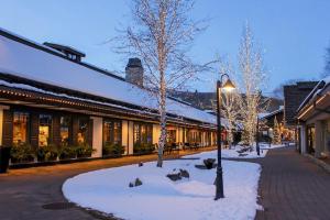 eine Straße mit Tauben im Schnee neben einem Gebäude in der Unterkunft Sun & Ski in Sun Valley