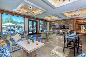Die Lobby eines Restaurants mit Stühlen und Tischen in der Unterkunft Sun & Ski in Sun Valley