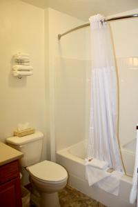 Ett badrum på Juneau Hotel