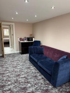 a living room with a blue couch and a table at Kennington house #30 in Oxford