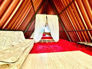 a room with a bed and a window in a yurt at Finca Dulce Amanecer in Villeta