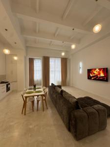 a living room with a couch and a table at Студія біля Прикордонної Академії in Khmelnytskyi