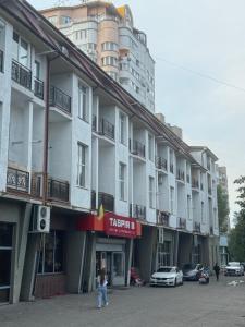 a row of buildings with cars parked in a parking lot at Студія біля Прикордонної Академії in Khmelnytskyi