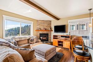 a living room with a couch and a fireplace at Crystal Run in Sandpoint