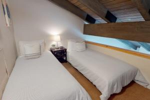 two twin beds in a small room with a lamp at Mountain Modern Escape in Sun Valley +70 photos