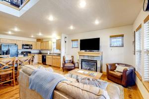 a living room with a couch and a fireplace at Serenity Bungalow in Dover