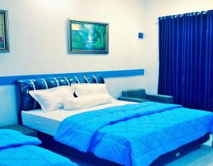 A bed or beds in a room at Ahlen Pangandaran