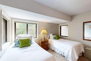a bedroom with two beds and a window at Creekside Escape in Sun Valley