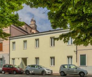 three cars parked in front of a building at Dimora in Prato in Padova