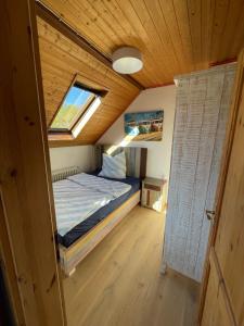 a bedroom with a bed in a tiny house at Gasthaus Liam 4 in Bendorf