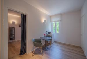 a room with a table and chairs and a window at Dimora in Prato in Padova