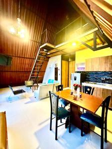 a dining room with a wooden table and chairs at Finca Dulce Amanecer in Villeta