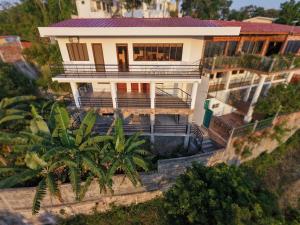 a white house with a staircase leading to it at Altura & lago in San Nicolás