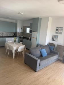 a living room with a couch and a table and a kitchen at La Estrella del Sur in Adeje