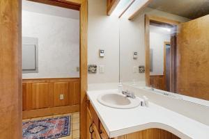 a bathroom with a sink and a large mirror at White Mountain Getaway in Bartlett +39 photos