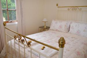 מיטה או מיטות בחדר ב-Buttons Cottage for a northwest Tassie escape