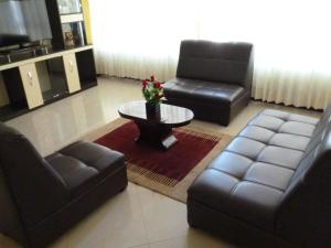 a living room with two chairs and a coffee table at Hotel San Martín in Tacna