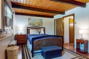 a bedroom with a bed and a wooden ceiling at Mountain Oasis in Bartlett