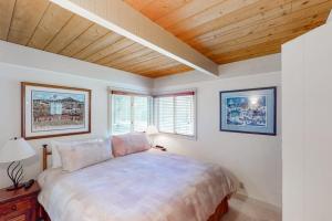 a bedroom with a large bed with a wooden ceiling at Sun Valley Escape in Sun Valley