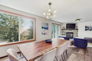 a dining room with a wooden table and chairs at Apres Escape in Sandpoint