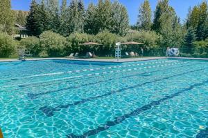 a large swimming pool with blue water at Trail & Tee Retreat in Sun Valley