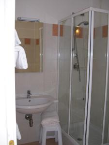 A bathroom at Hotel Isola Rossa