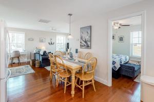 ein Esszimmer mit Tisch und Stühlen und ein Schlafzimmer in der Unterkunft Sunset Pointe in Hampton